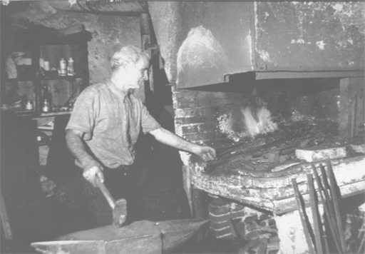 Fabbro forgia il ferro con un martello sull'incudine. Mestiere antico.  Villaggio Artigianale. Fabbro lavorazione dei metalli. Strumenti per  imbarcazioni in officina. Fabbro concetto di occupazione Foto stock - Alamy